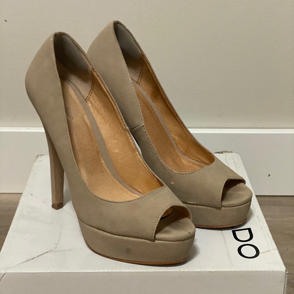Nude pumps